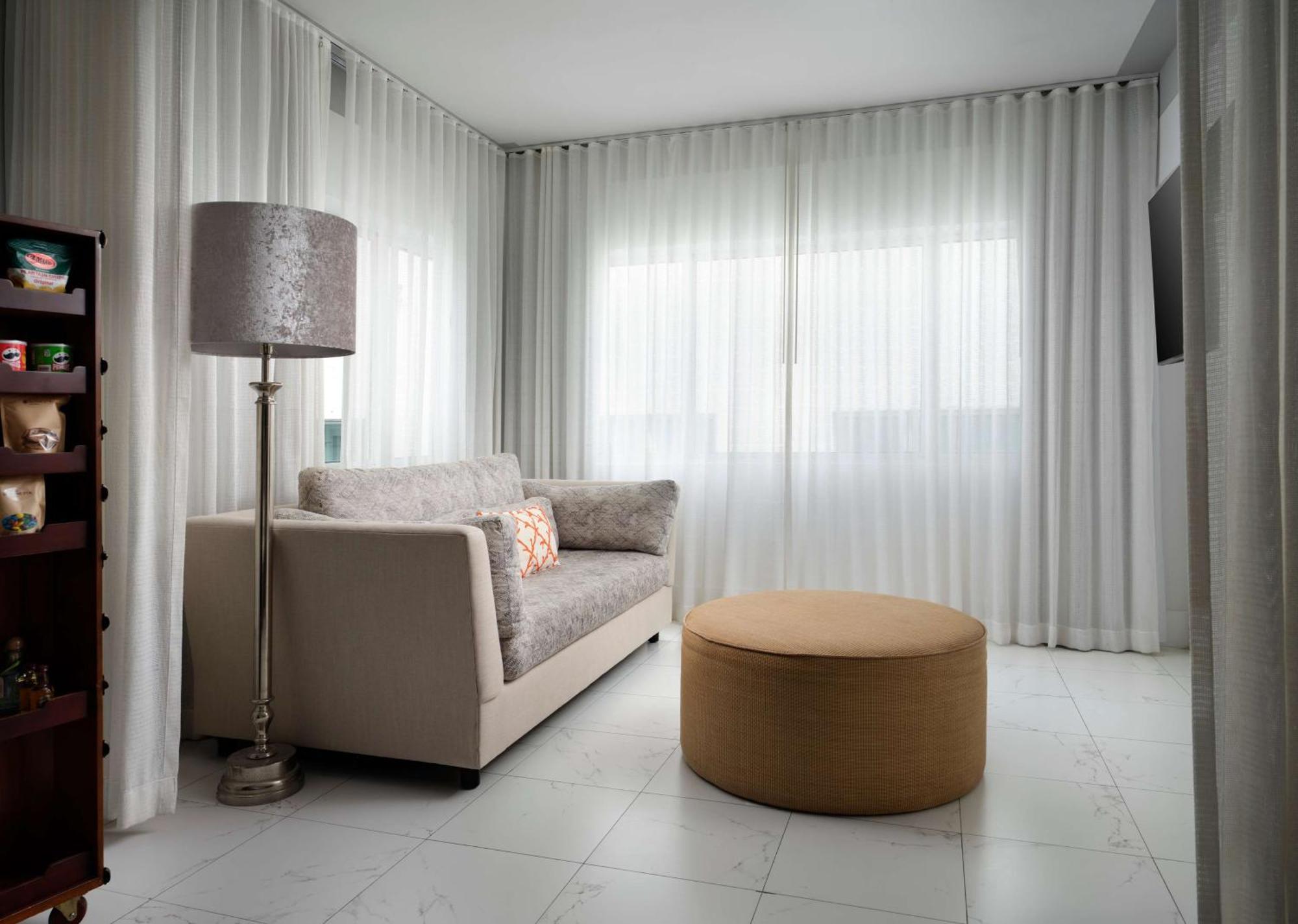 Nautilus Sonesta מיאמי ביץ' מראה חיצוני תמונה A living room with curtains