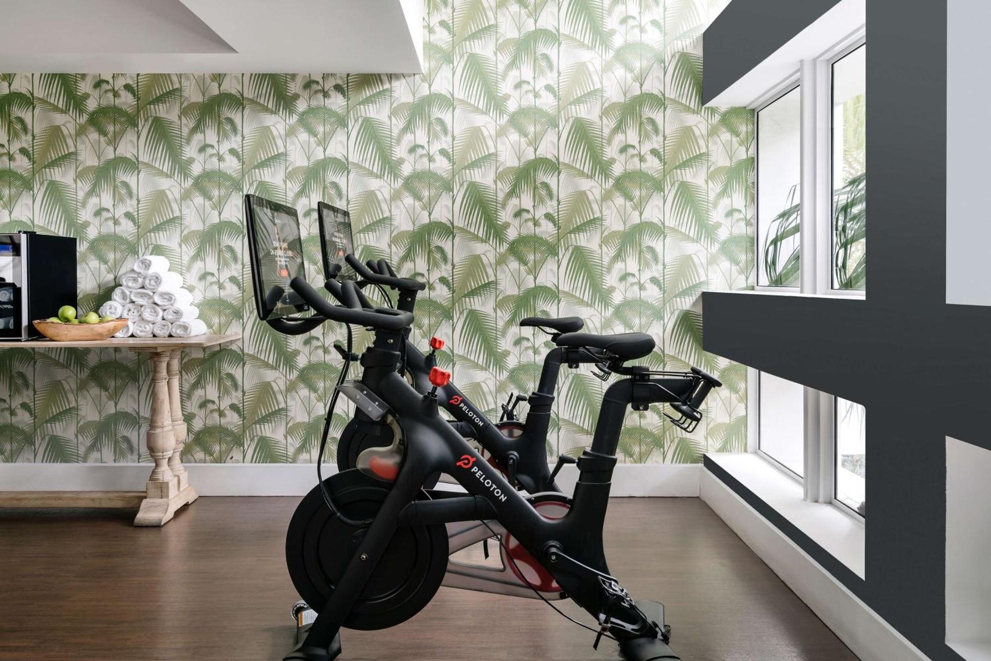 Nautilus Sonesta מיאמי ביץ' מראה חיצוני תמונה Peloton stationary bike