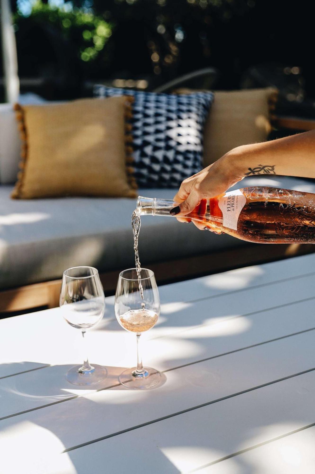 Nautilus Sonesta מיאמי ביץ' מראה חיצוני תמונה Wine being poured